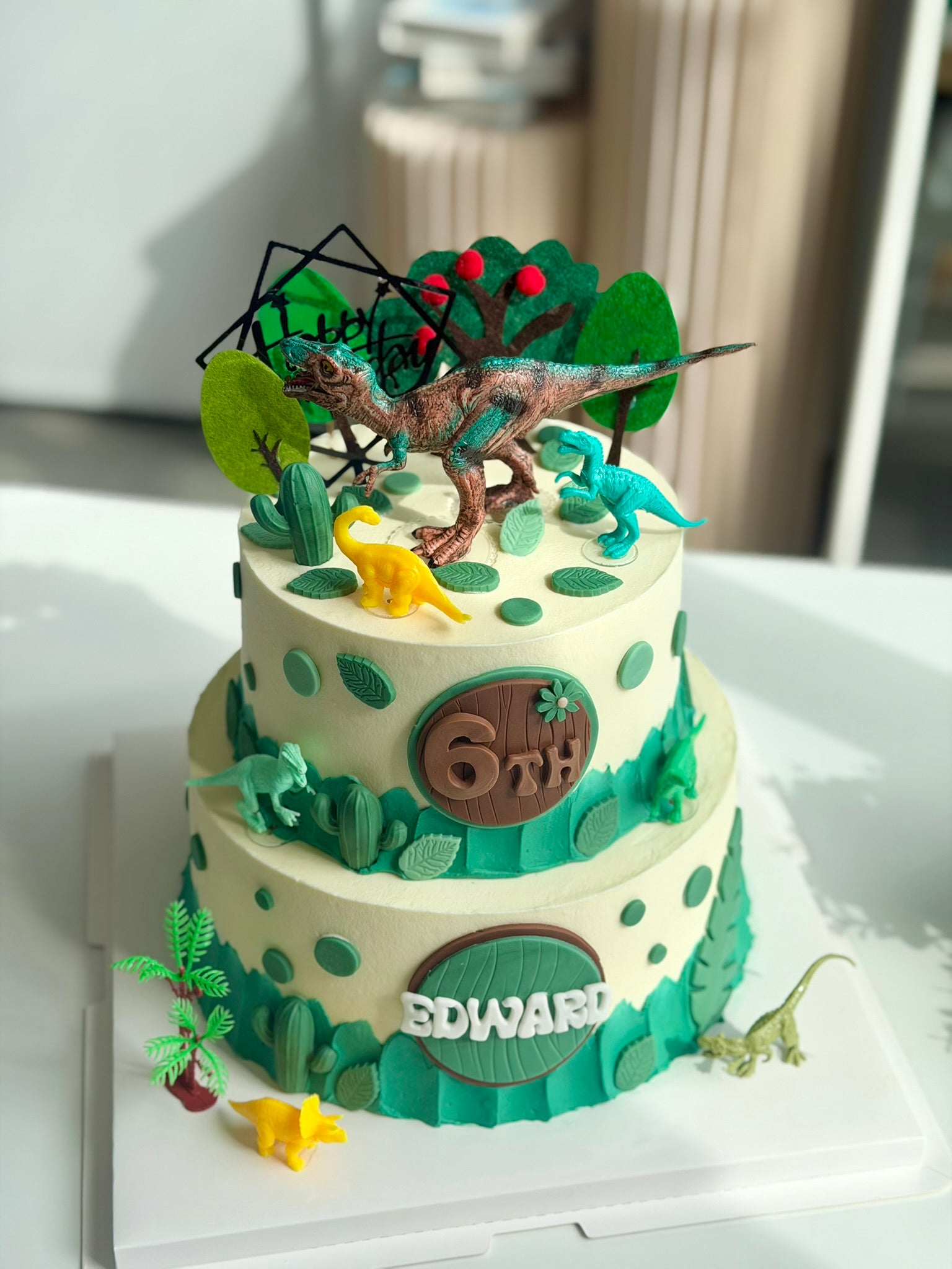 Designer Cake 主题定制蛋糕，Please call staff to order联系客服询价