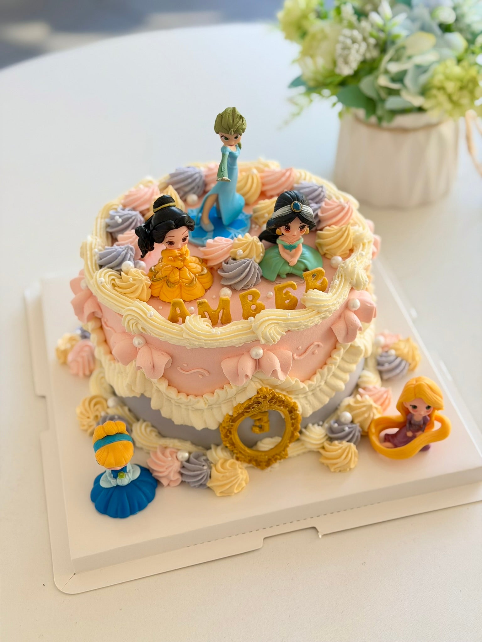 Designer Cake 主题定制蛋糕，Please call staff to order联系客服询价